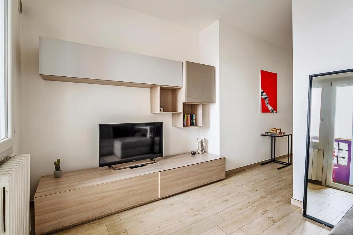 Brand New 1 Bedroom Apartment In Navigli Area 밀라노 이탈리아